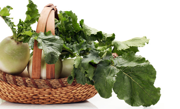 分离在白色背景上的新鲜紫色日本萝卜素材图片