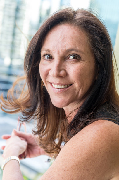 微笑的五十岁左右的女人图片下载