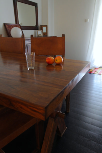 苹果在桌子上图片下载