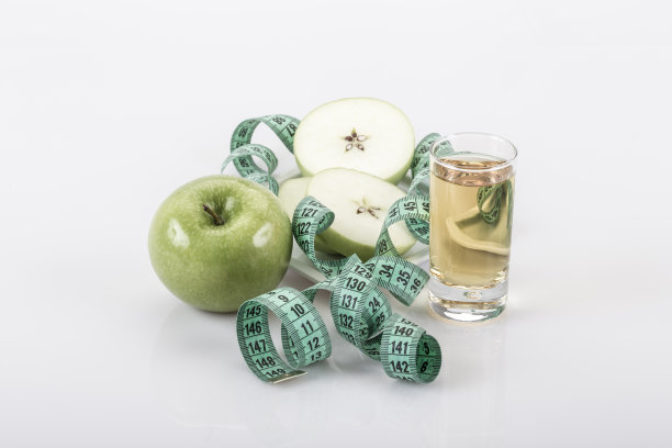 苹果水果和果汁周围的绿色测量尺图片下载