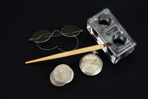 旧钢笔和墨水瓶上的黑色纹理背景图片下载