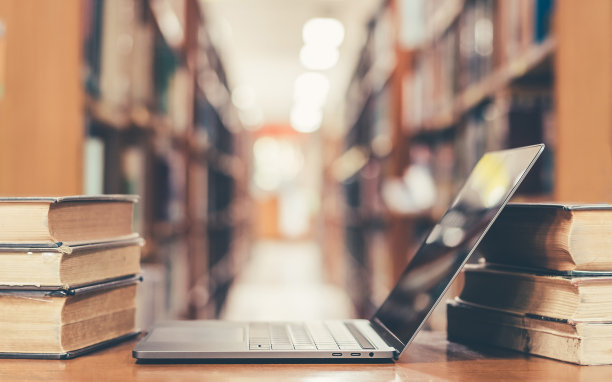 图书馆的图书与计算机技术素材图片