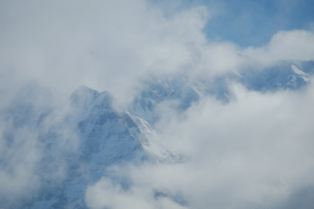 冬季多雾的山图片下载