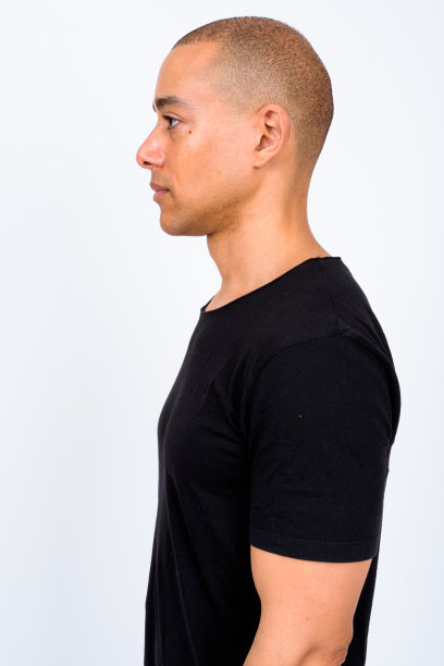 白色背景下英俊的秃头男人的肖像素材图片