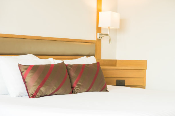 床上舒适的枕头图片下载