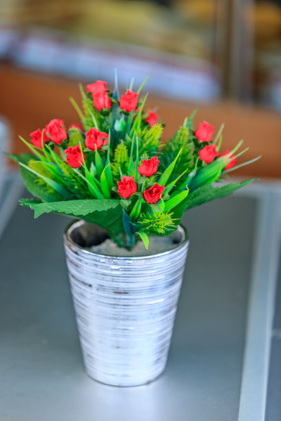 五颜六色的红色花朵放在金属桶里图片下载