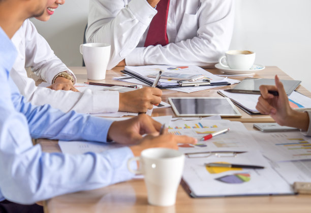 会议桌/办公桌，商务洽谈，商务工作进度报告，财务报告，状态报告，平板电脑，会议，在桌上，与办公室同事讨论图片下载