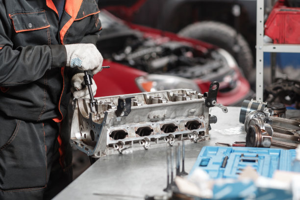 机械师打开了锁气门机构。拆卸发动机缸体车辆。汽车大修。16个阀门和4个气缸。汽车服务理念。图片下载