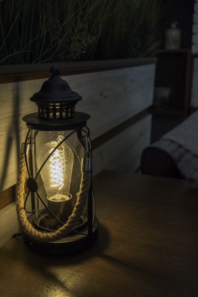 带绳柄的酒吧桌上的电灯图片下载