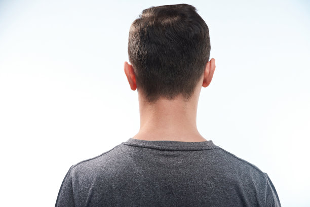 穿灰色衬衫的男人的背影图片下载