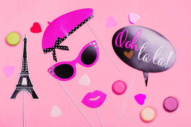 法国主题的照片道具-嘴唇，胡子，礼盒和杏仁饼干在粉红色情人节的背景图片下载