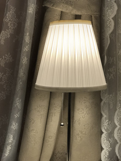 室内照片的房间与彩色窗帘和落地灯图片下载