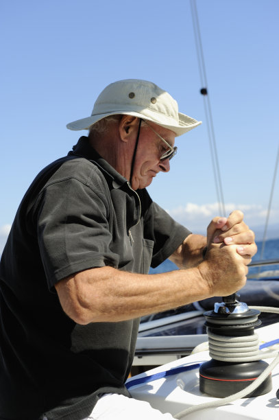 高级水手在法国里维埃拉的大型帆船上图片下载