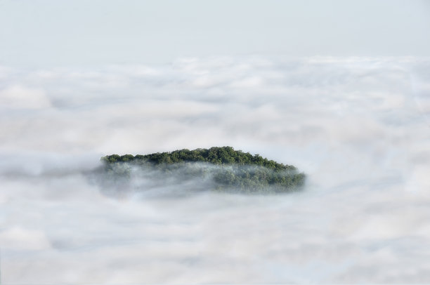 山顶岛在云中图片下载