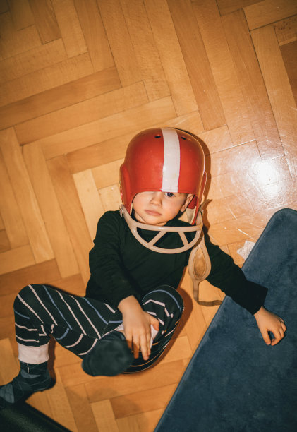 可爱的男孩躺在地板上图片下载