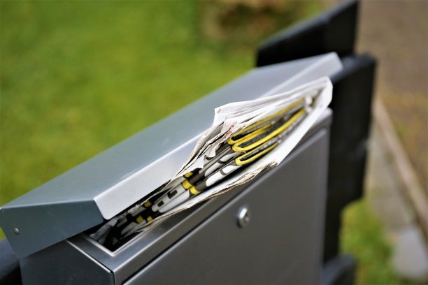 一个概念形象的邮箱与一份报纸图片下载