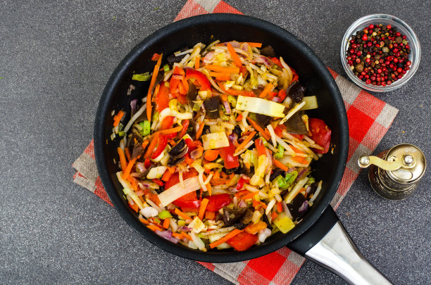 蔬菜与姜在煎锅素材图片