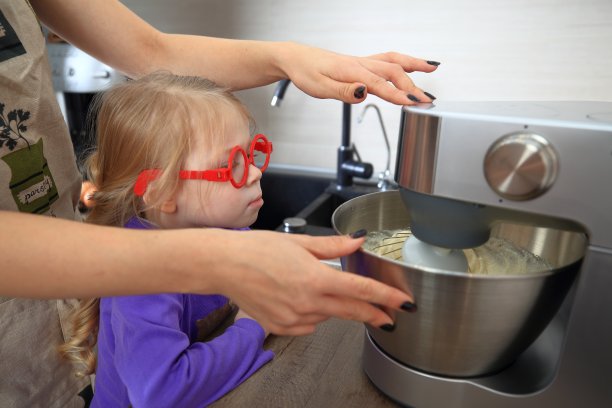 母亲教女儿做馅饼图片下载