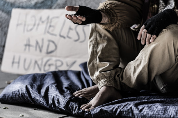 肮脏的光着脚的街头人图片下载