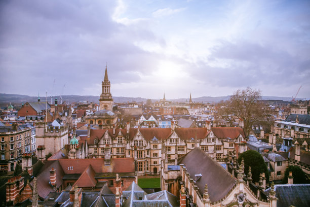 英国日落时俯瞰牛津城素材图片