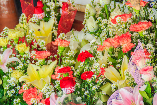 美丽的花束作为背景图片和壁纸。泰国曼谷花市上出售的五颜六色的鲜花。图片下载