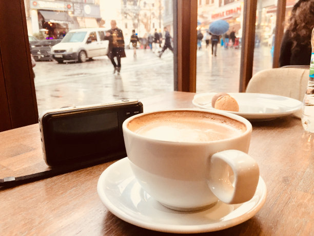 咖啡馆里带摄像头的拿铁咖啡图片下载