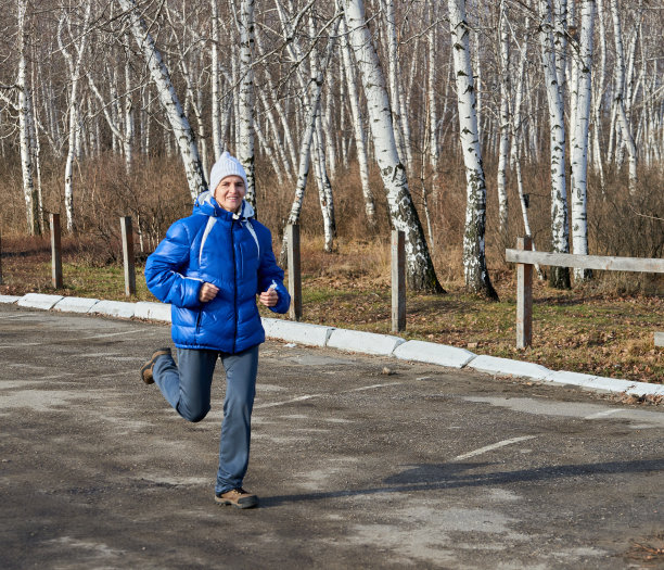 一个人在森林里跑图片下载