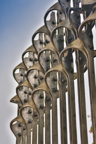 美丽的栅栏。一个装饰性的铸铁栅栏的图像。金属栅栏靠近。金属锻造围栏。漂亮的栅栏，艺术锻造图片下载