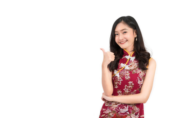 穿着中国旗袍的亚洲女性点赞并展示白色背景上的内容素材图片