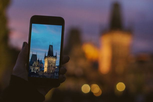 布拉格，捷克共和国，一名女子在夜间拍照图片下载