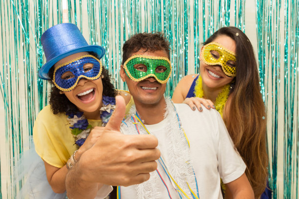 一群穿着狂欢节服装的巴西朋友。男人用手做了一个肯定的手势图片下载