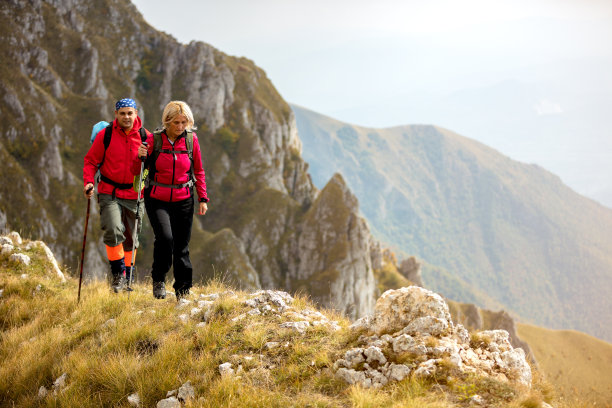 冒险，旅游，旅游，徒步和人的概念-微笑的夫妇走在户外的背包图片下载
