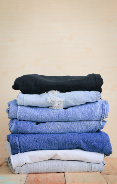 蓝色牛仔裤上的棕色木制背景图片下载