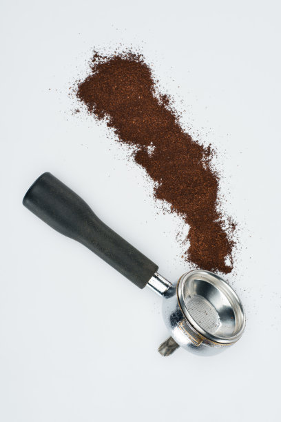 俯视图的空咖啡捣鼓和咖啡图片下载