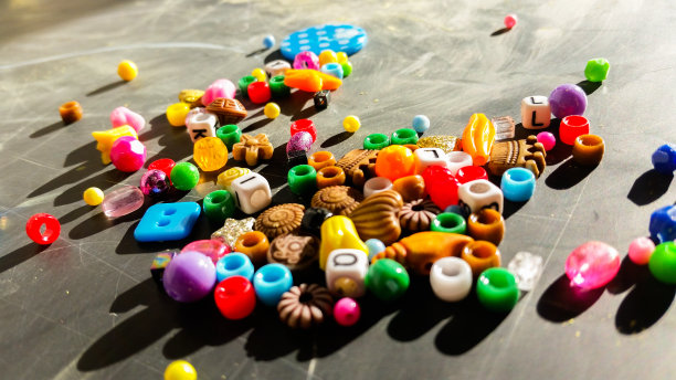 收集多彩的珠子，制作手镯和项链图片下载