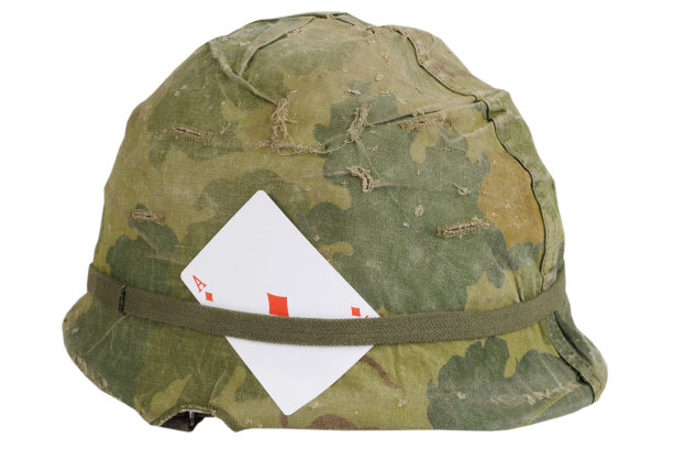 越战时期美军头盔与护身符-玩方块王牌图片下载