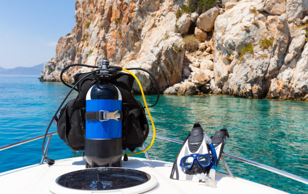 水肺潜水设备放在地中海的一艘船上图片下载
