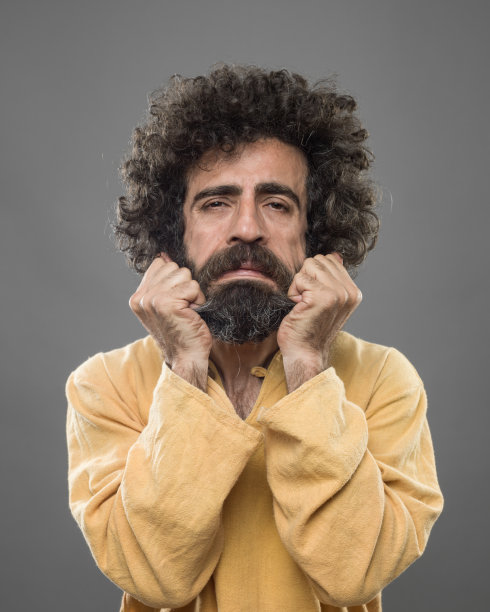 压力大的成年男子做鬼脸的大头照图片下载