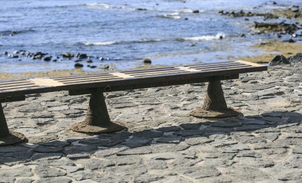 沙滩上的长椅图片下载