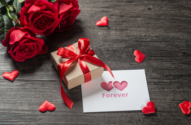 旧木板上放着情人节卡片和礼物图片下载