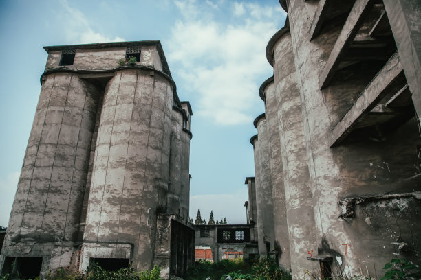 废弃的混凝土工厂图片下载