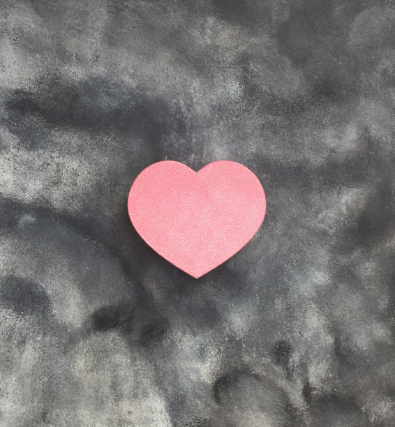 粉红色的心在黑色的背景图片下载