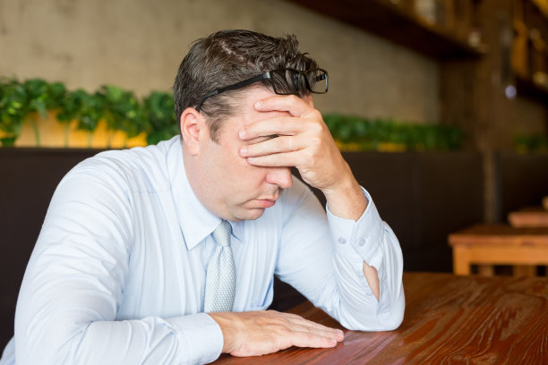 在咖啡馆用笔记本电脑工作的压力商人素材图片