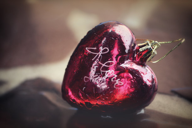 带有水滴的心形图片下载