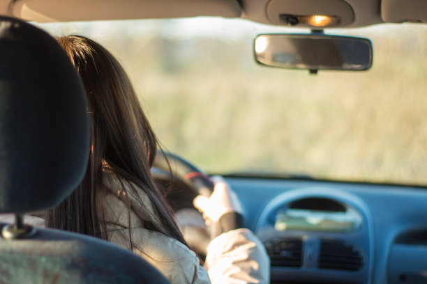 年轻女子开着她的车。图片下载