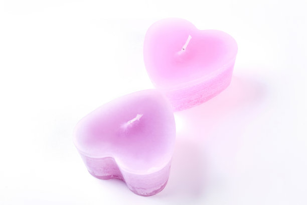 漂亮的心形装饰蜡烛。图片下载