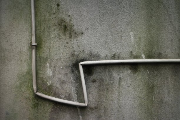 混凝土墙与塑料电缆外壳图片下载