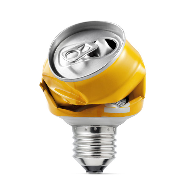 回收的想法。白色背景上用压碎的罐子做成的灯泡。图片下载