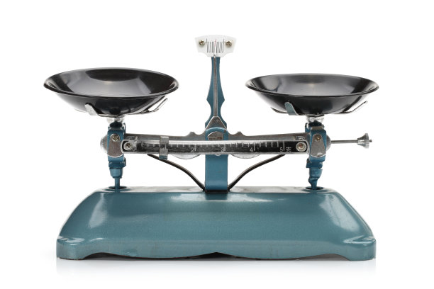 白色背景上的老式天平图片下载