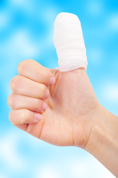 受伤的手指用绷带包扎图片下载